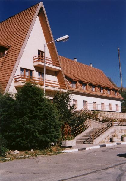 One of the buildings of "POLYANA KAZOK" Motel & Campsite